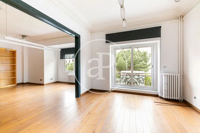 Turó Park flat with split potential