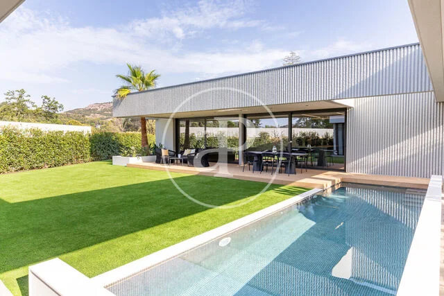 Casa nueva de una planta con piscina