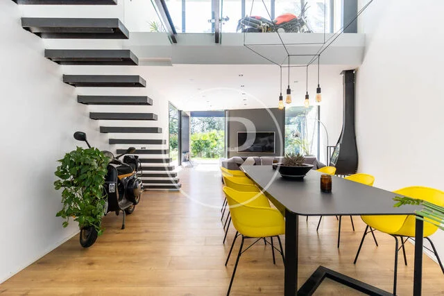 Villa contemporánea con helipuerto privado