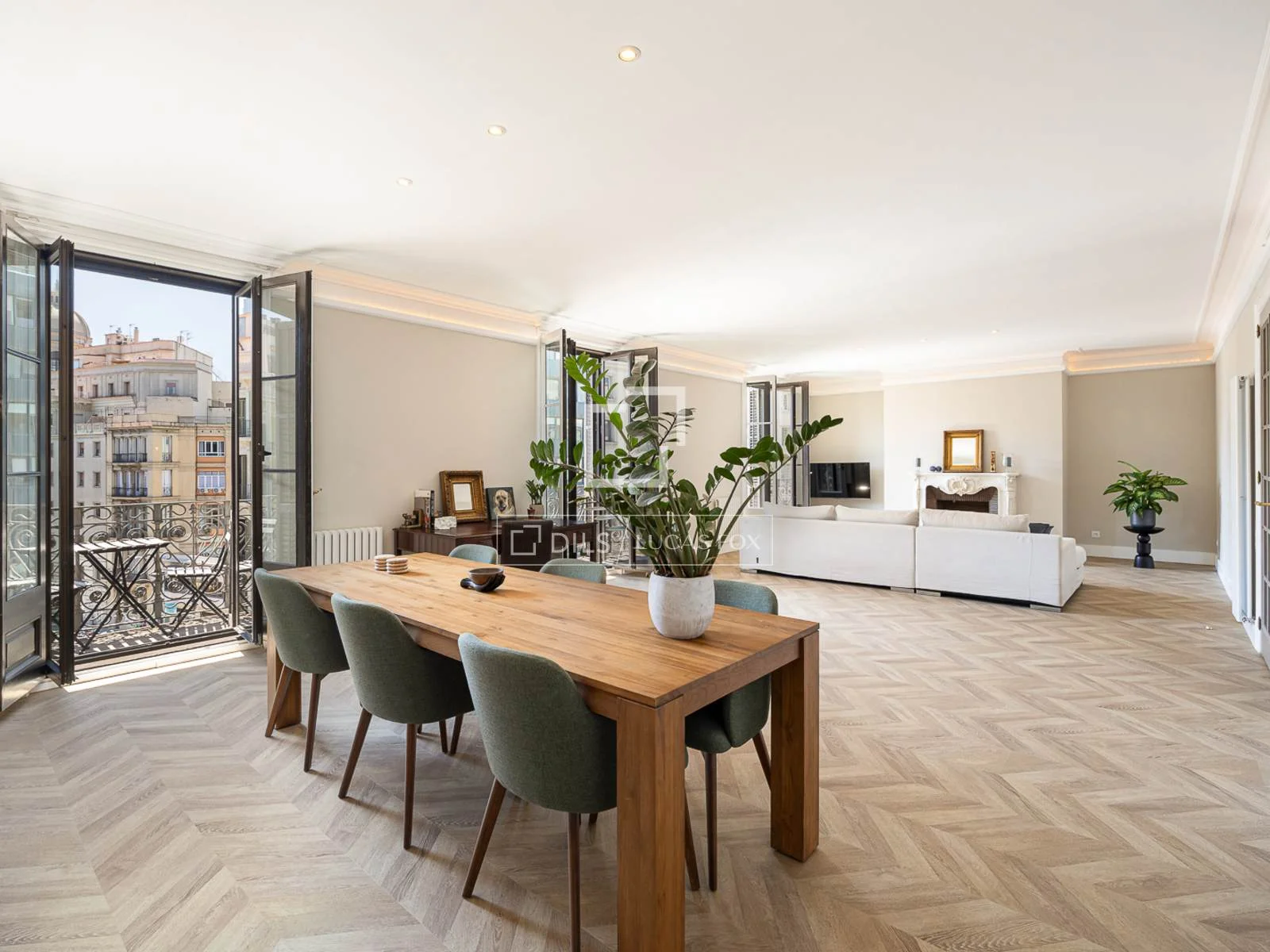 Renovated Eixample apartment, 4 bedrooms