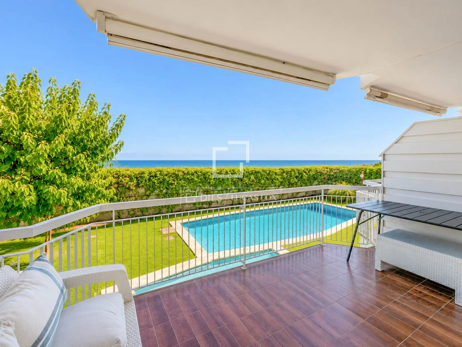 Renovated seafront Vinyet apartment, 2 bedrooms