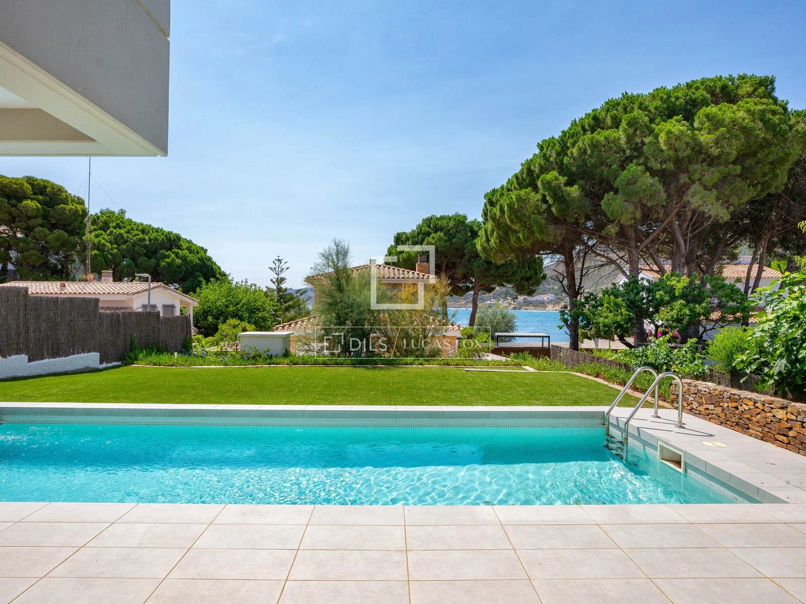 Villa nueva en Llançà con vistas al mar