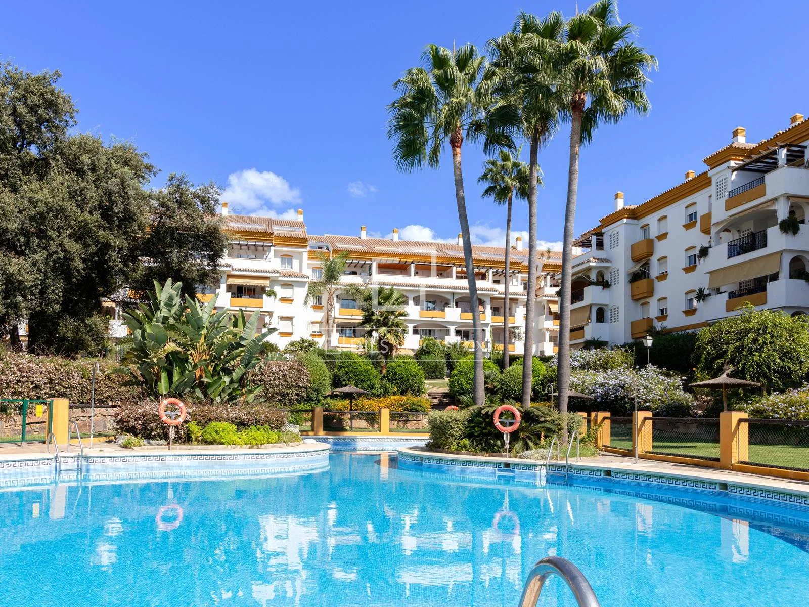 Apartamento en planta baja en Nagüeles con jardín privado