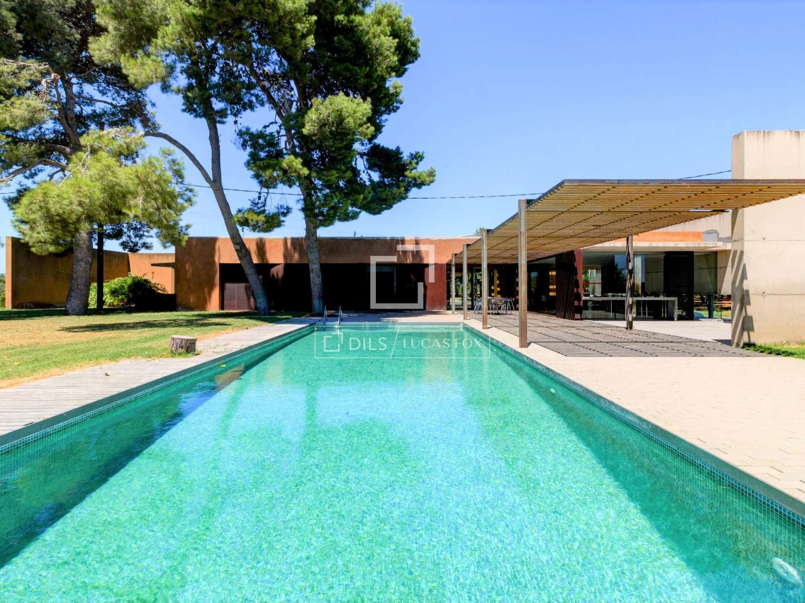 Rationalist villa with 50,558 m² estate