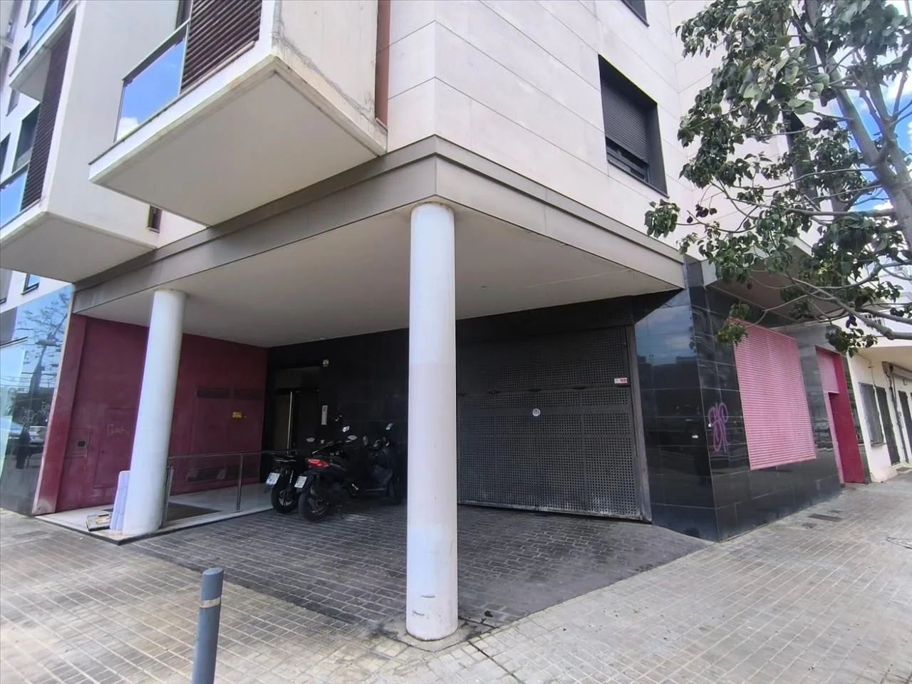 Spacious central garage with 20 m²