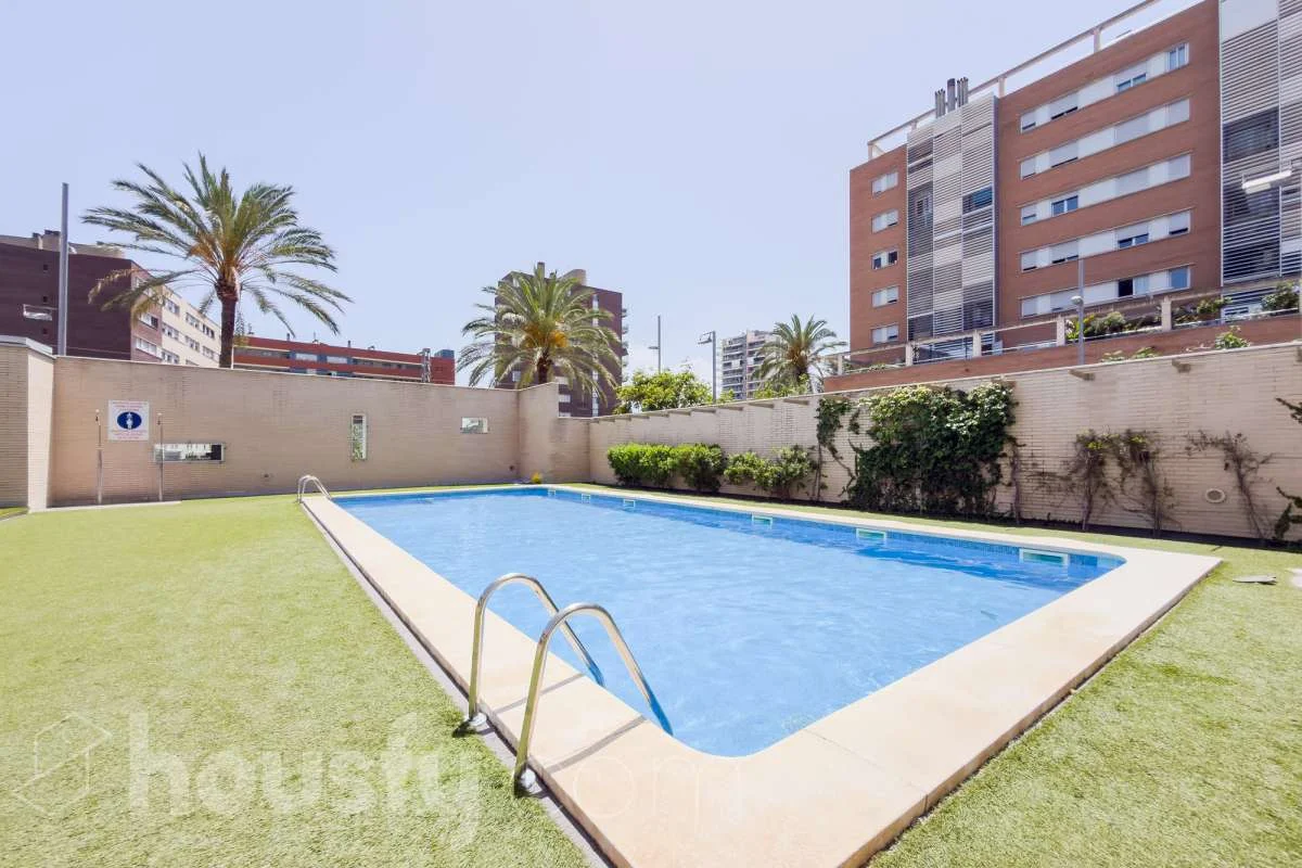 Bright coastal flat with communal pool
