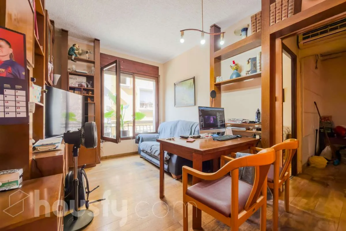 Tenanted three-bedroom flat in Sant Andreu
