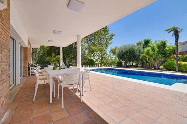 Villa reformada en el centro de Tiana, cuatro dormitorios