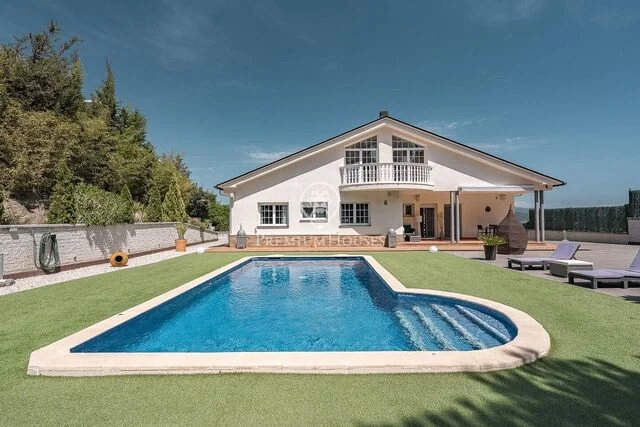 Spacious chalet with private pool