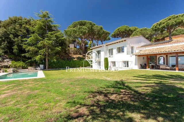 Villa reformada con vistas al mar y nueve dormitorios