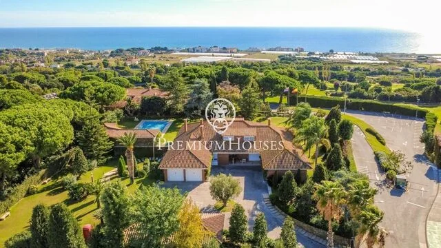 Spacious Llavaneres house with sea views