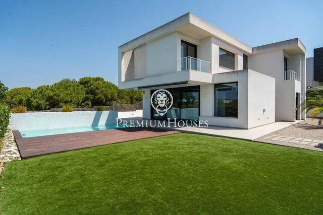 Sea-view house with private pool