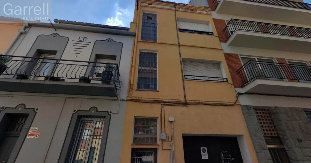 Occupied Granollers building, 322 m²