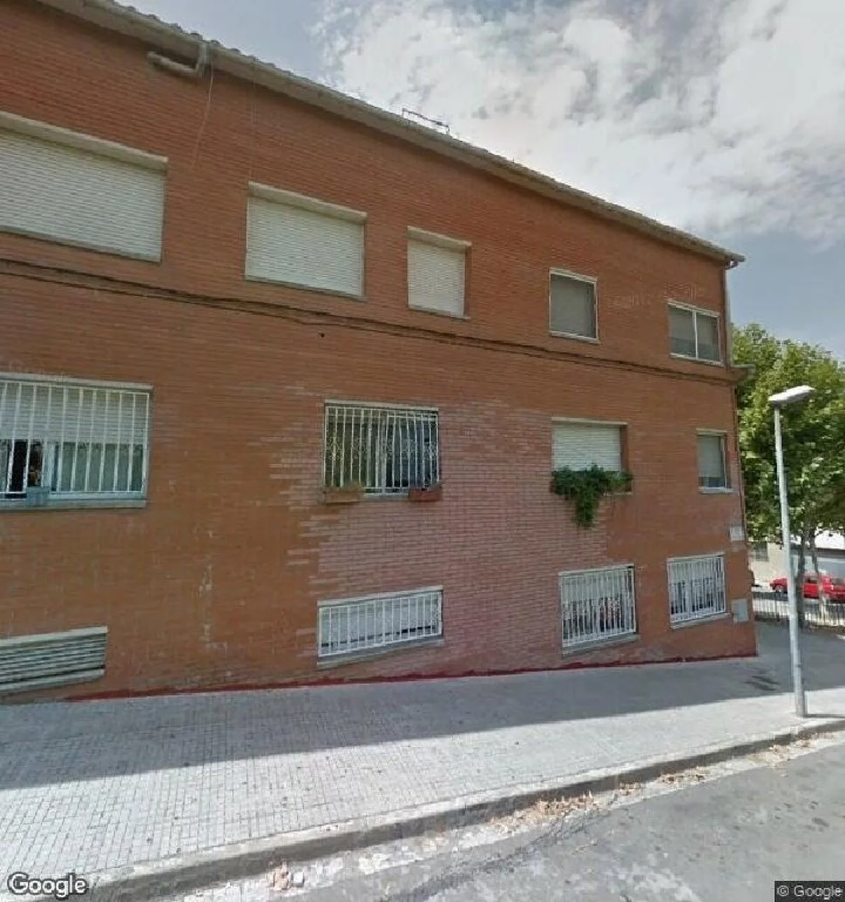 Plaza de parking para coche grande en Rubí
