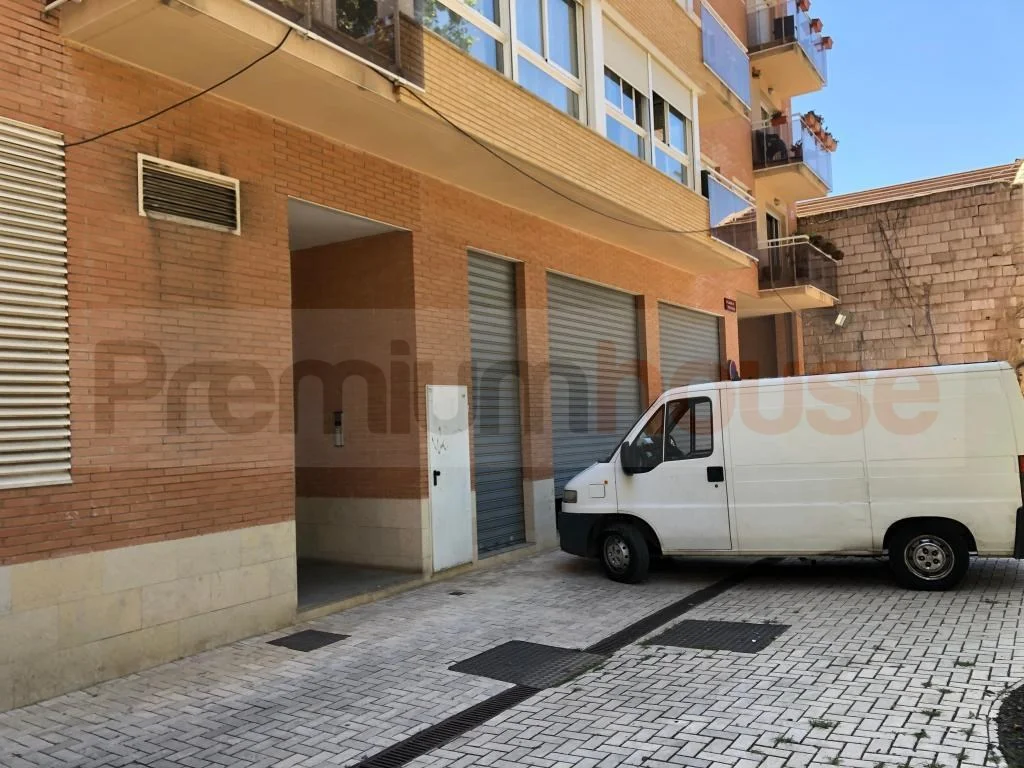 Local comercial de dos plantas en Reus