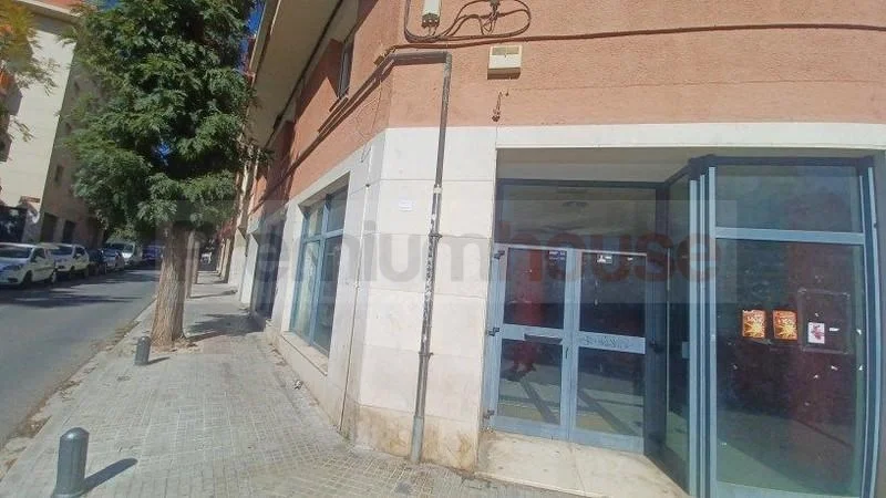 Local comercial esquinero de 129 m²