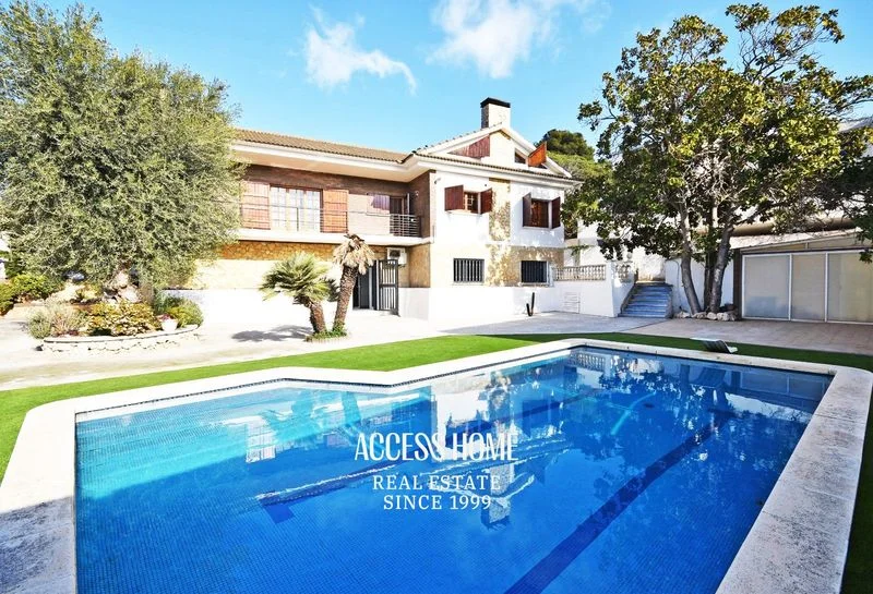 Chalet con dos viviendas en Tiana, 5 dormitorios