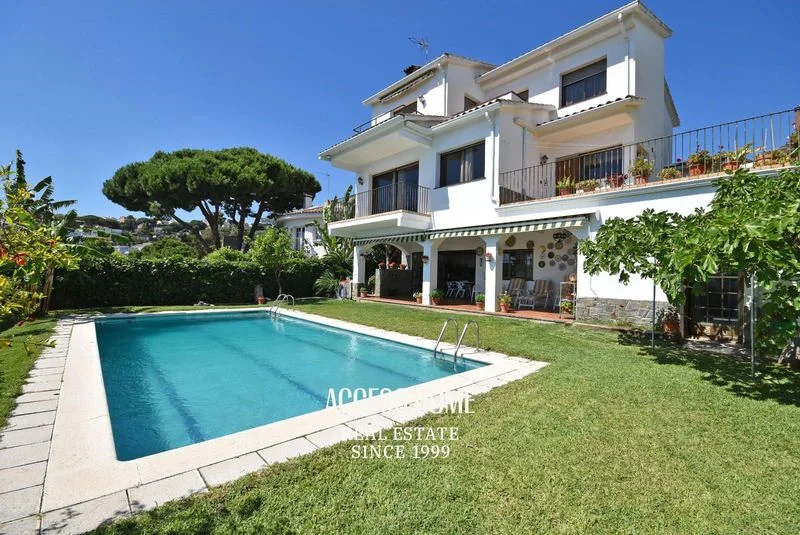 Casa con vistas al mar en Vallmora, cuatro dormitorios
