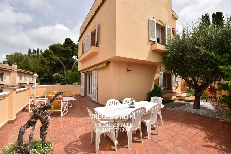 Casa de cuatro dormitorios en Tiana con piscina comunitaria