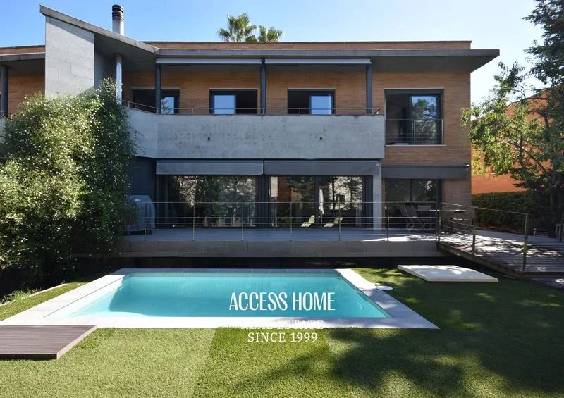 Amplia casa pareada en Alella con piscina privada