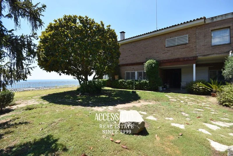 Finca con vistas al mar y varias viviendas