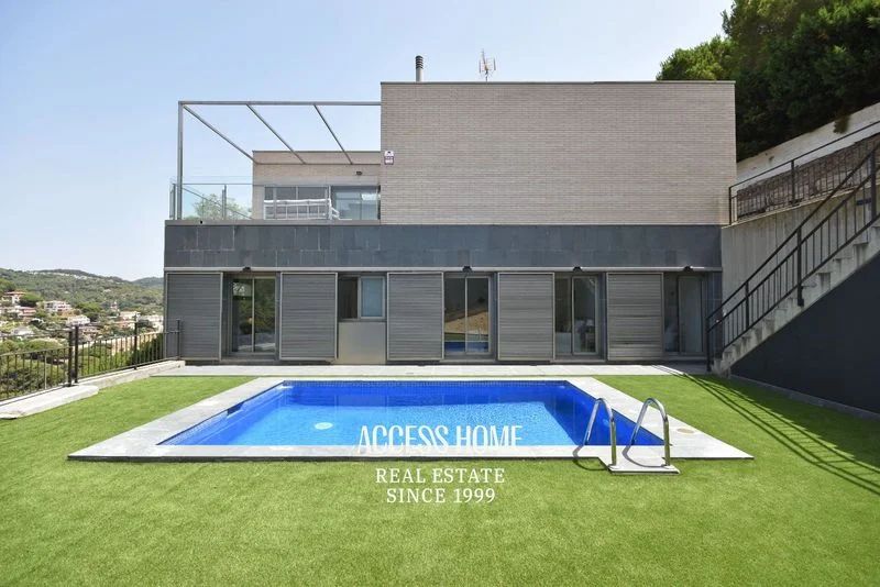 Villa reformada en Alella, 330 m², piscina