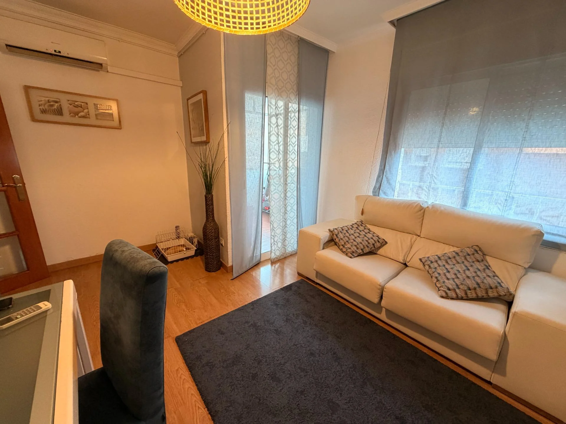 Piso reformado de tres habitaciones con balcón