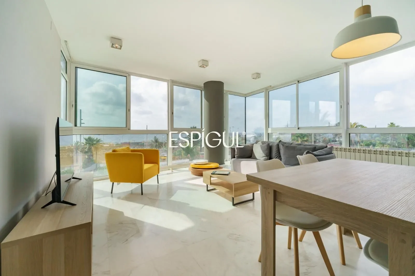 Bofill-designed seafront flat with parking