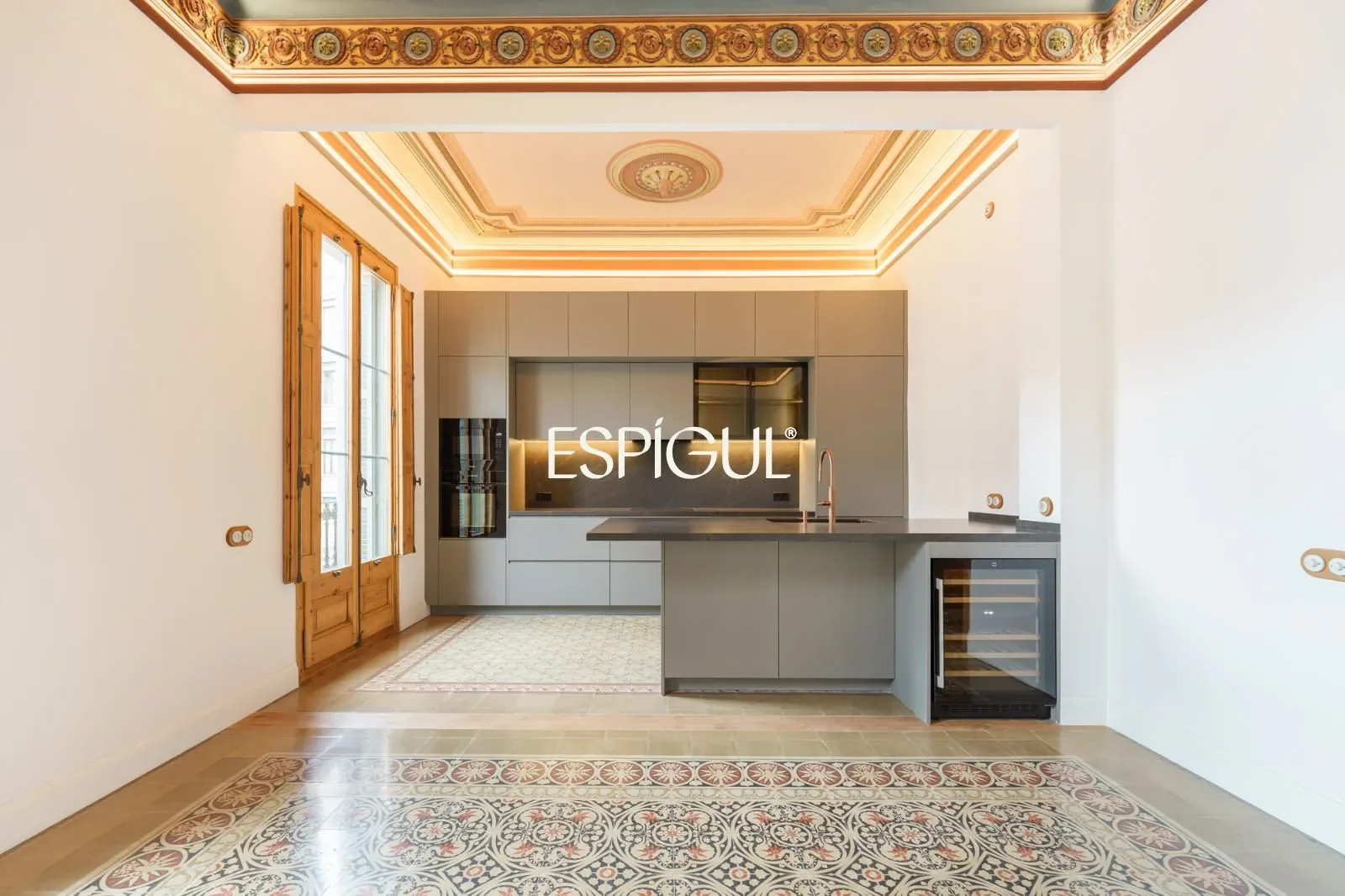 Bright refurbished flat with three bedrooms