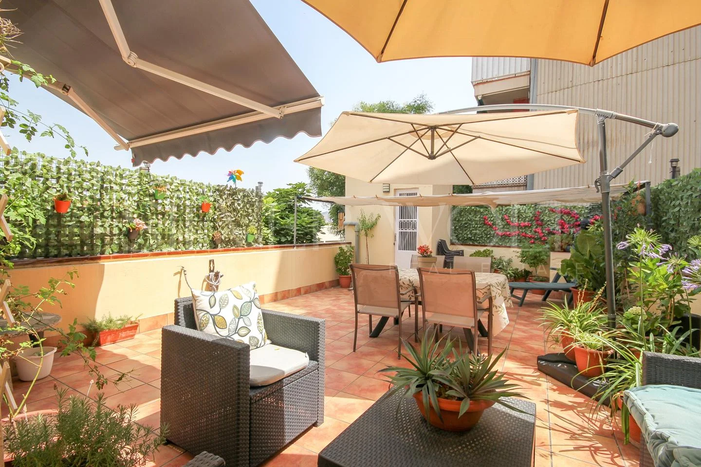 Casa en Sant Boi con dos locales rentables