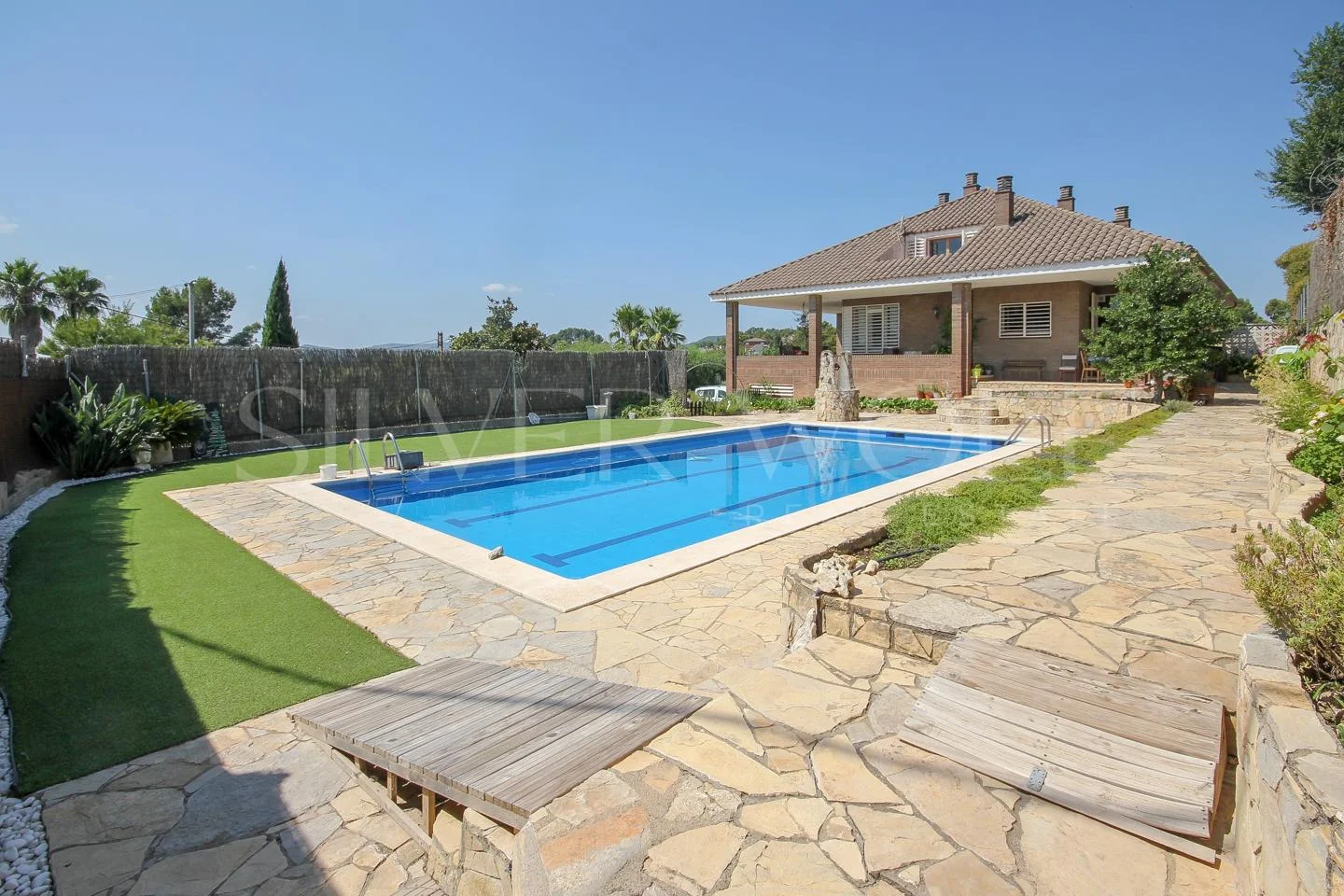 Chalet de tres plantas con piscina cerca de Barcelona
