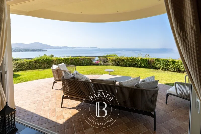 Finca de dos villas con vistas al mar
