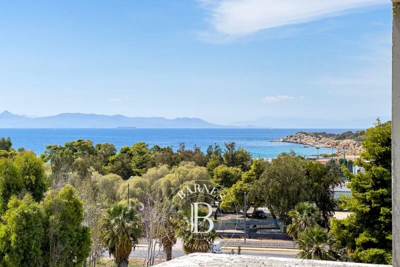 Off-plan penthouse near Voula beach