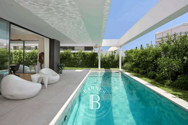 Piso de tres niveles en Voula, cinco suites