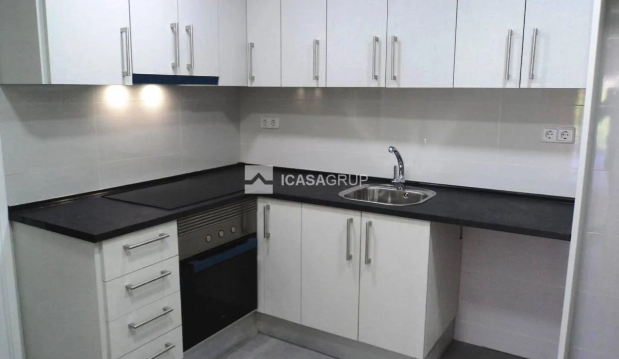 Piso alquilado de tres habitaciones, ingresos estables
