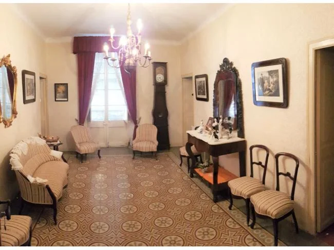 Casa histórica de pueblo con ocho habitaciones
