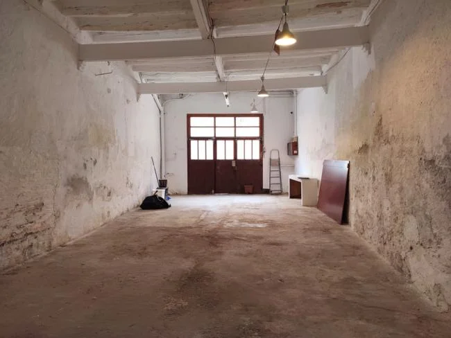 Casa céntrica de cuatro habitaciones con potencial de reforma