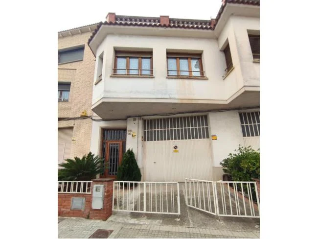 Casa de seis habitaciones con local alquilado