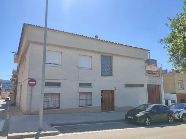 Gran casa con potencial de reforma
