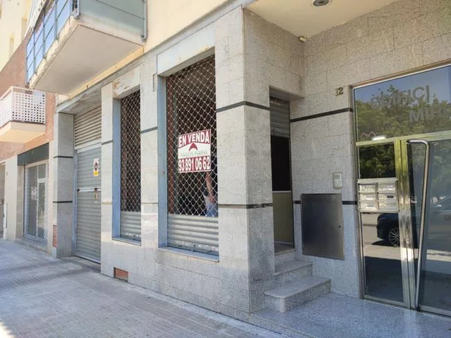 Local comercial de dos plantas para reformar