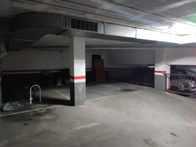 Plaza de parking accesible junto a piscina