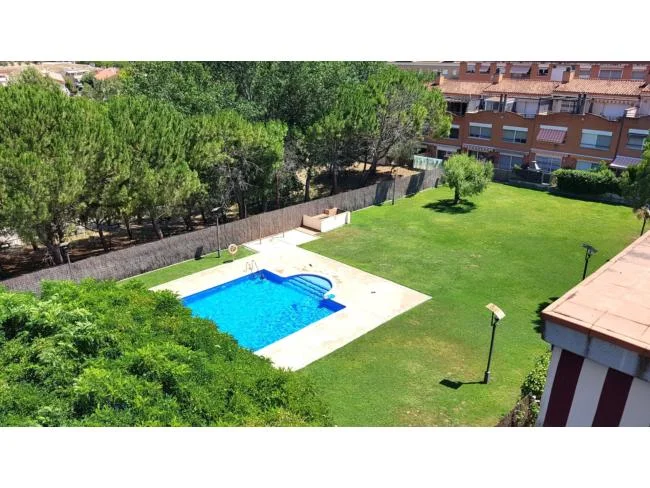 Piso de cuatro habitaciones con piscina comunitaria