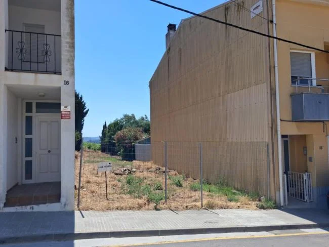 Solar urbano con parcela rústica trasera