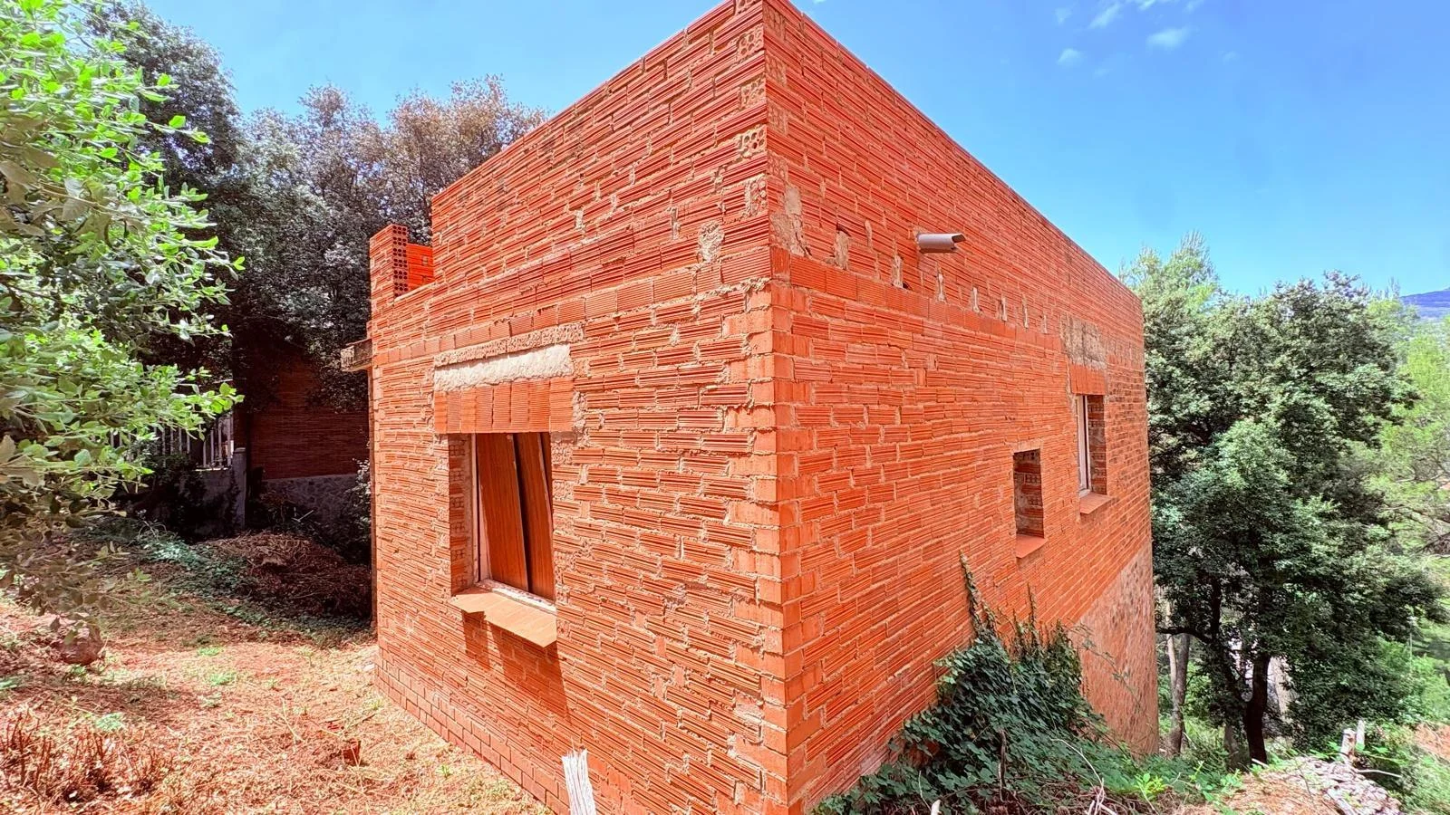 Parcela urbana con estructura de casa
