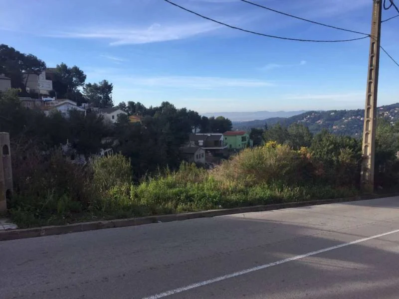 Terreno urbano con acceso por dos calles