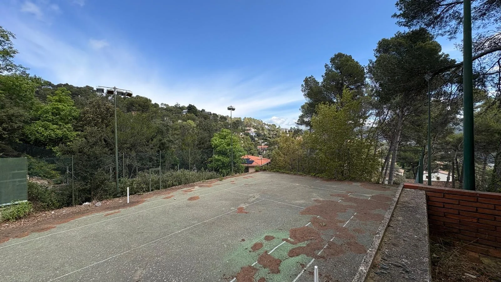Urban plot with tennis structure