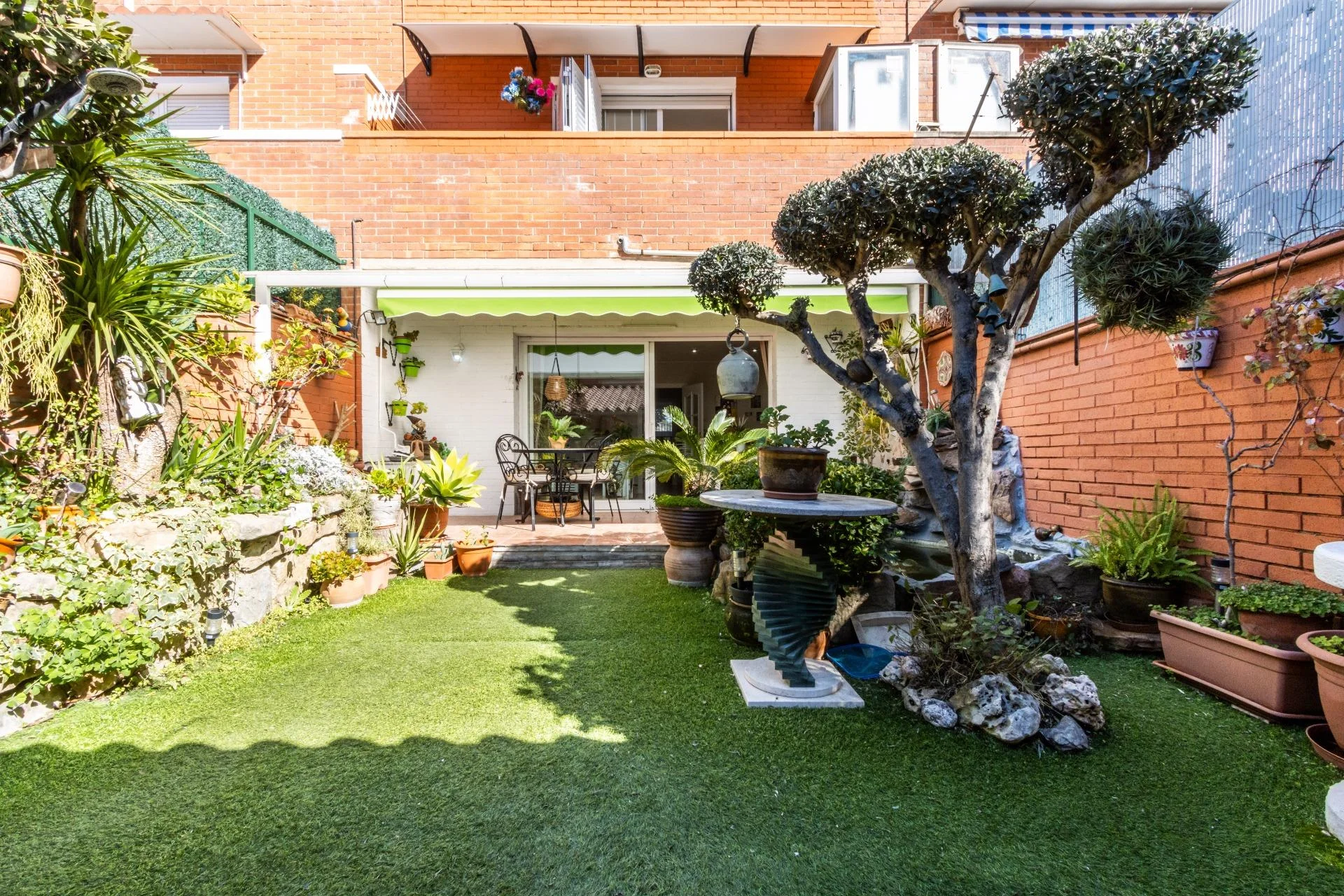 Casa adosada en Terrassa con jardín y garaje