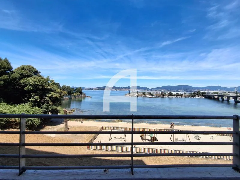 Local comercial con licencia de oficina junto al mar