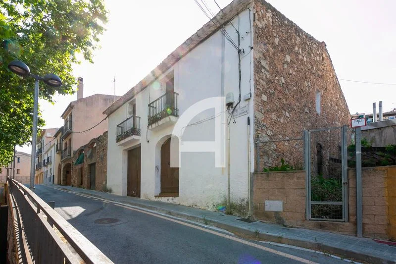 Parcela céntrica en Corbera con masía