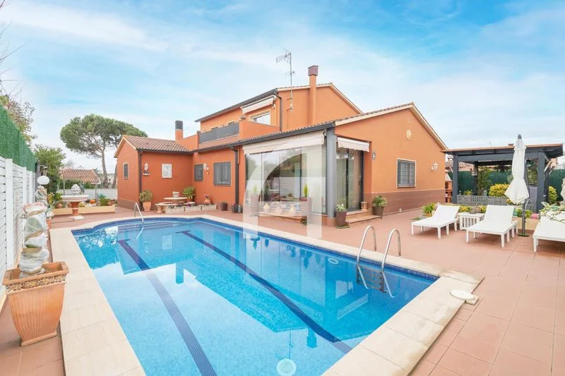 Chalet reformado en Vidreres con piscina privada